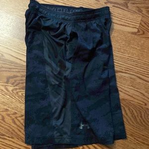Under Armour black camo loose fit shorts small
